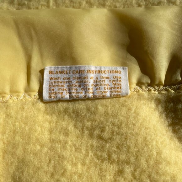 Sears Source 47 Acrylic Fleece Fuzzy Blanket Yellow Silky Edge Floral Accent Vtg - Picture 6 of 10